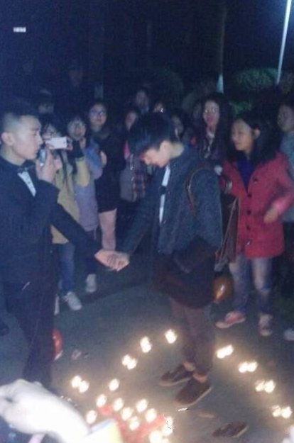 某大学上演两男表白激吻画面