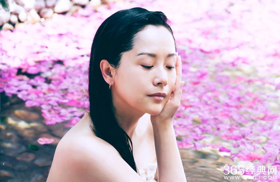 《二炮手》海清裸肩浴照曝光 镜头疑因尺度大被剪