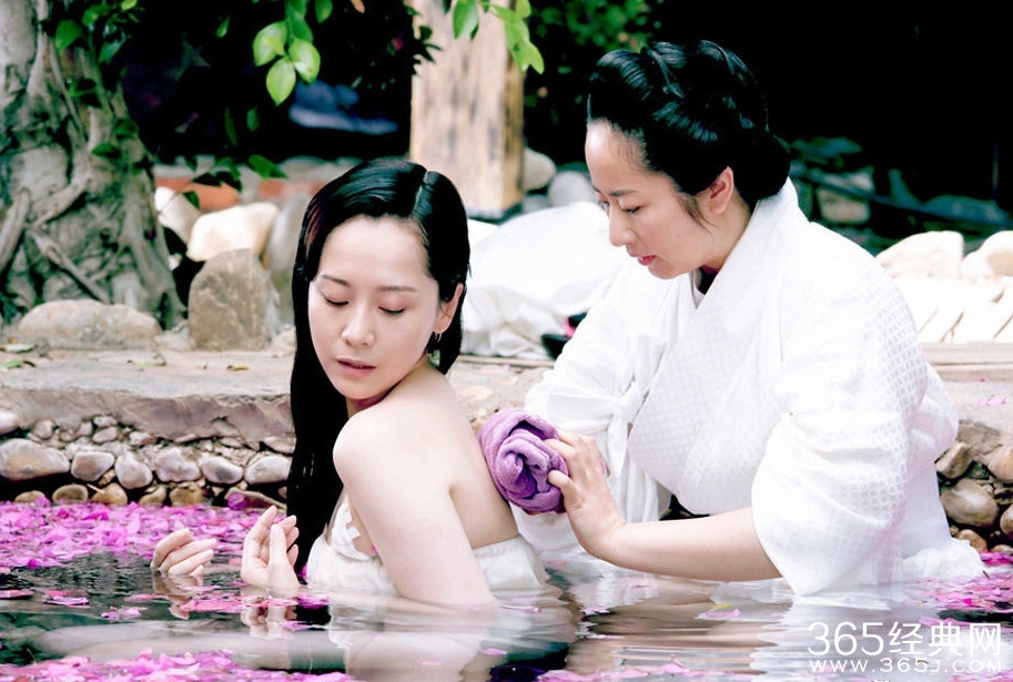 《二炮手》海清裸肩浴照曝光 镜头疑因尺度大被剪