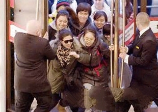 中国游客花千欧买表 不愿花公厕费野外解决