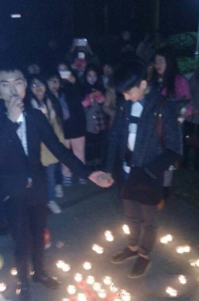 某大学上演两男表白激吻画面