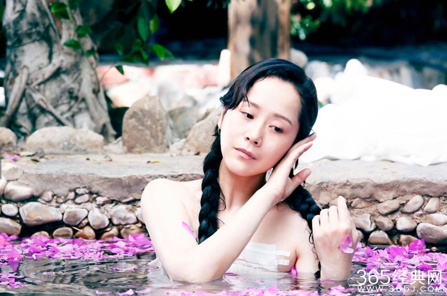 《二炮手》海清裸肩浴照曝光 镜头疑因尺度大被剪