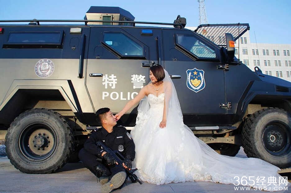 警察情侣装甲车婚纱照图片