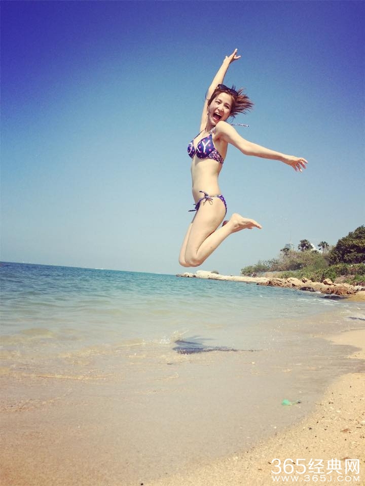 吴怡霈泰国度假晒比基尼性感照