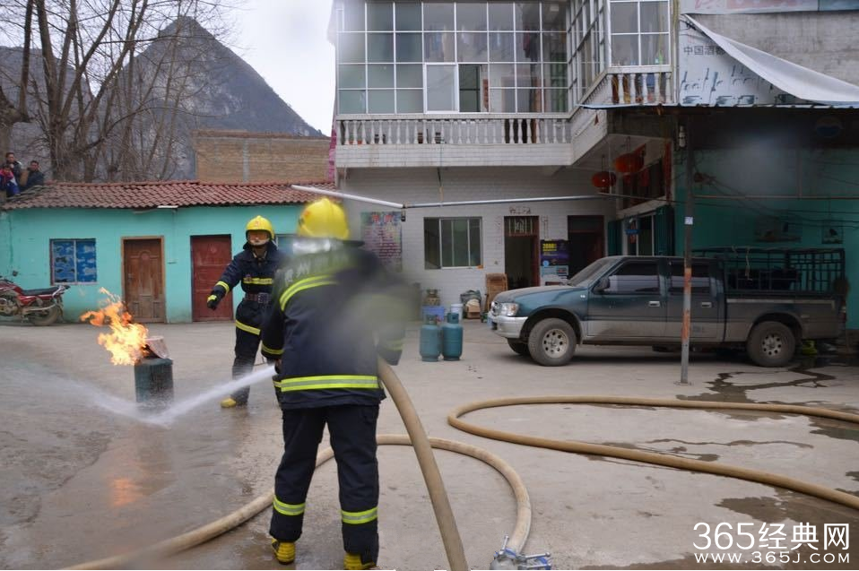 贵州惊现“抱火哥”