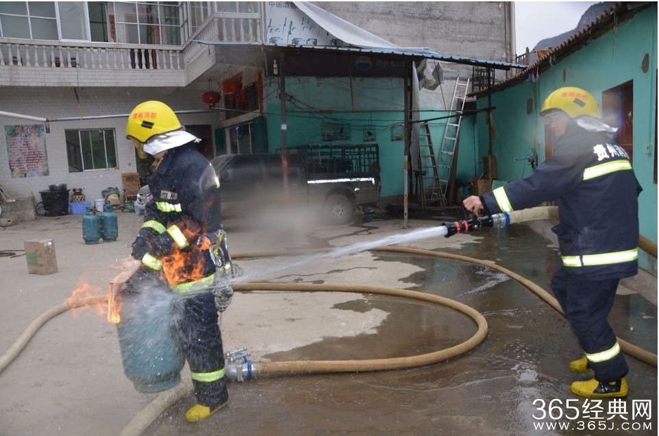 贵州惊现“抱火哥”