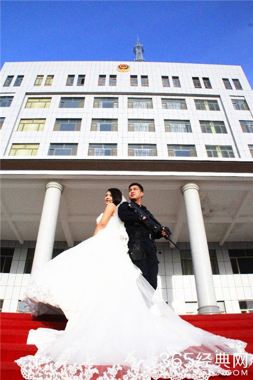 警察情侣装甲车婚纱照图片