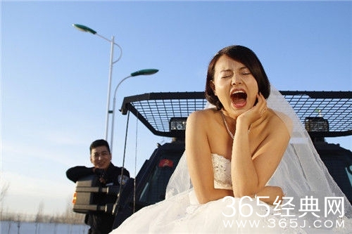 警察情侣装甲车婚纱照图片