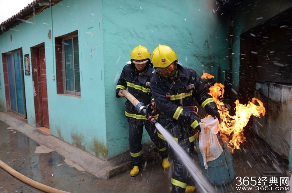 贵州惊现“抱火哥”