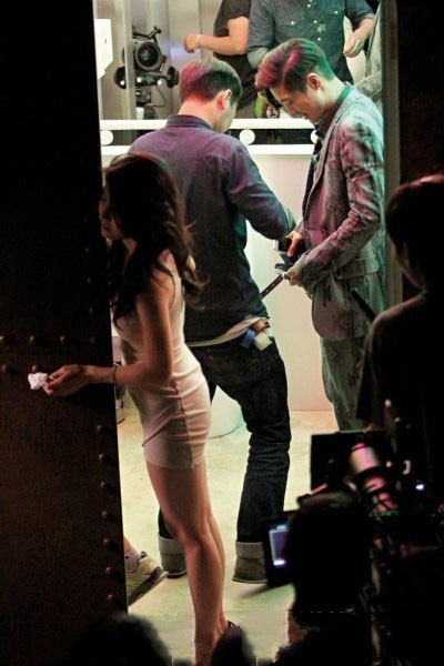 厕所门女主角街拍新片  重演野战桥段