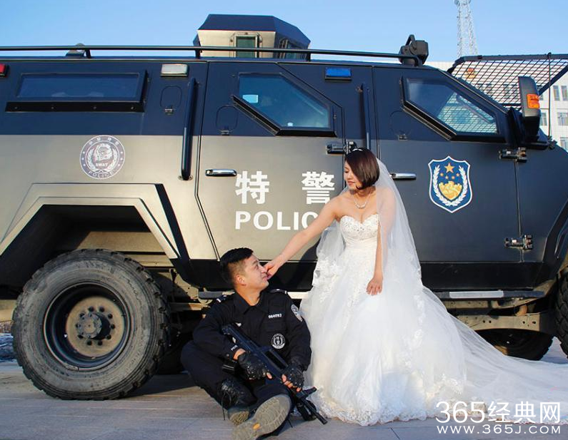 新疆情侣另类婚纱照 装甲车成“见证人”