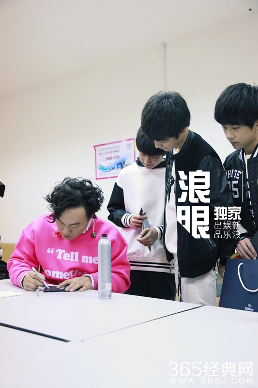TFBOYS与周杰伦合影