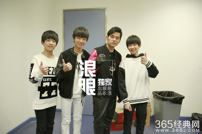 TFBOYS与周杰伦合影