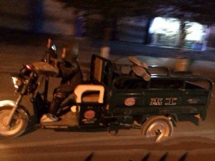 七岁儿子开三轮带醉酒老爸回家