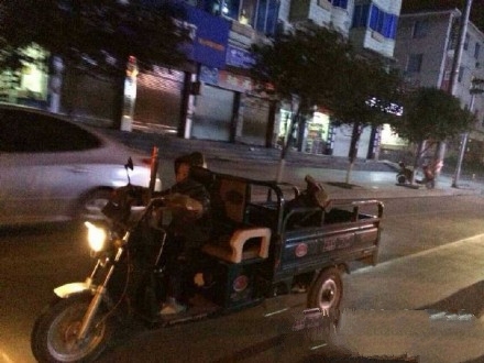 七岁儿子开三轮带醉酒老爸回家