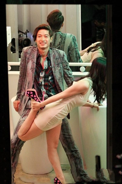 厕所门女主角街拍新片  重演野战桥段