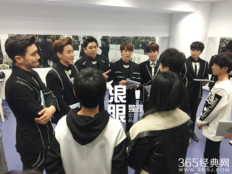 TFBOYS与周杰伦合影