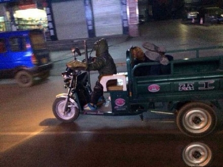 七岁儿子开三轮带醉酒老爸回家