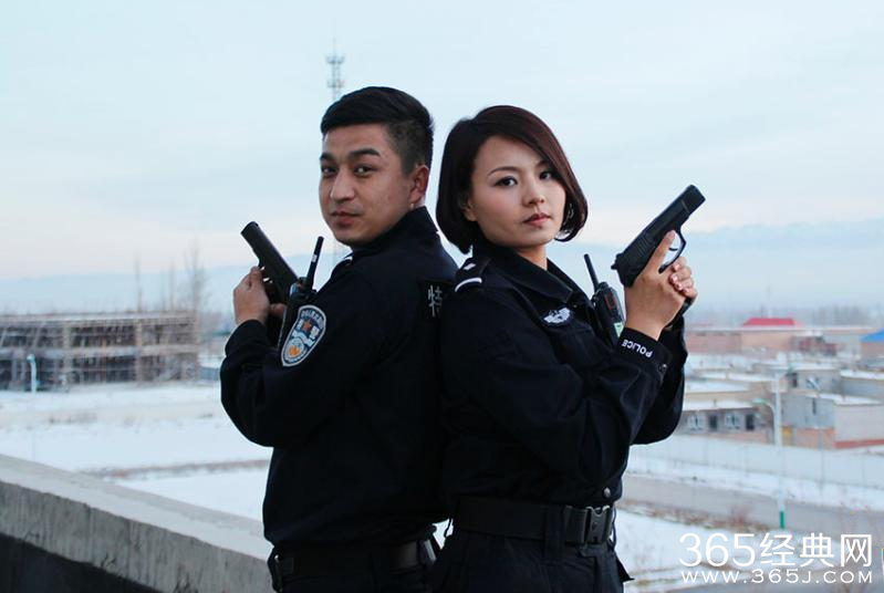 新疆情侣另类婚纱照 装甲车成“见证人”