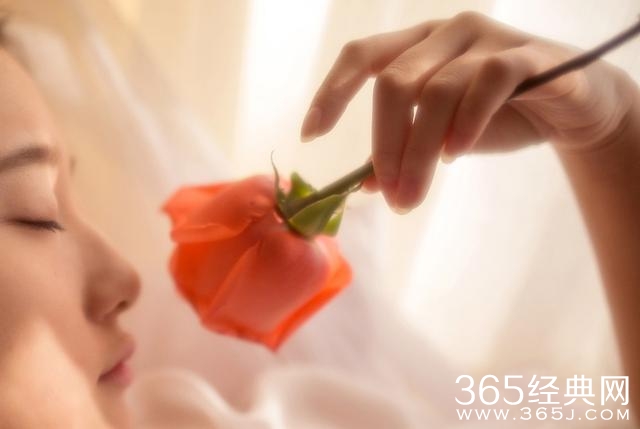 一句话经典爱情语录：世上最深情的誓言，是我等你