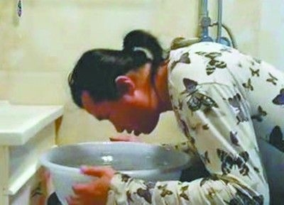 大连惊现20斤哥 竟用刀片下酒