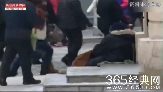 不孝女逼母亲乞讨买房