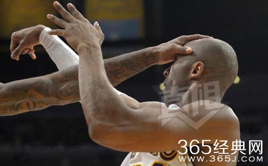 【黝黑蜗壳】科比调情被黑 文艺范儿版本科黑叫“黝黑蜗壳”