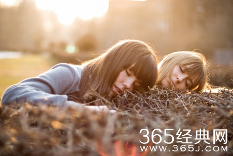 微笑，有时候是一种没有说出口的伤痛