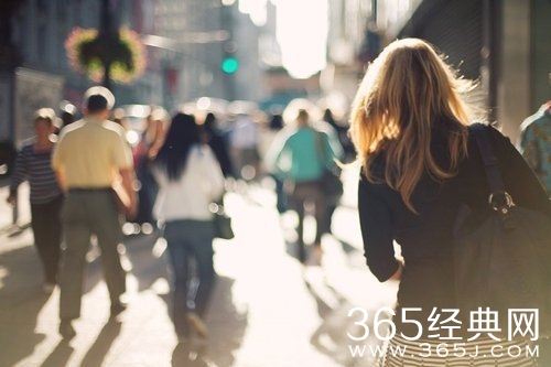 微笑，有时候是一种没有说出口的伤痛