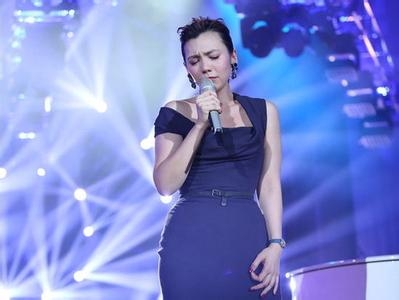 陈洁仪《心如刀割》现场完整版MV试听