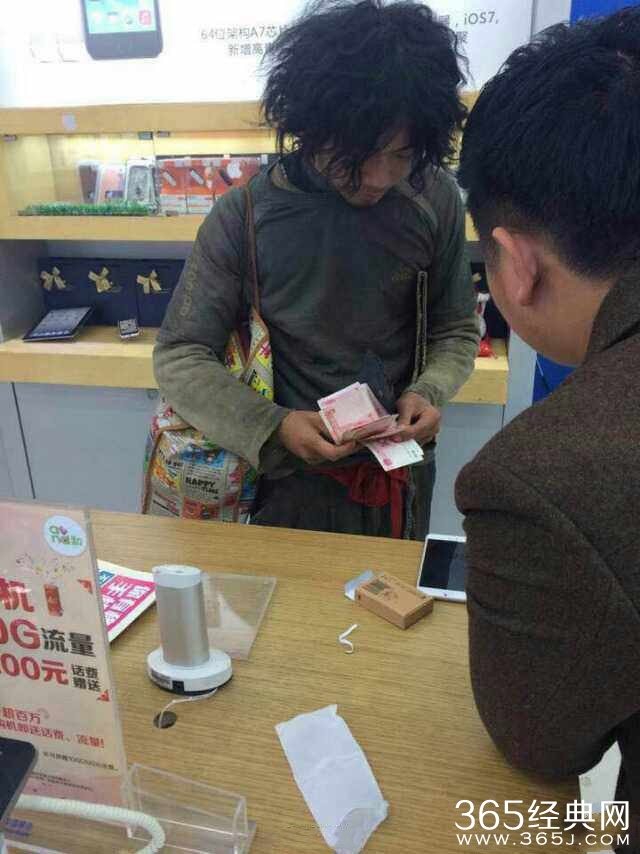 乞丐买iPhone6plus了么_销售员瞧不起乞丐乞丐甩万元现金买爱疯6_365经典网