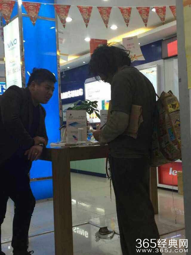 乞丐买iPhone6plus了么_销售员瞧不起乞丐乞丐甩万元现金买爱疯6_365经典网