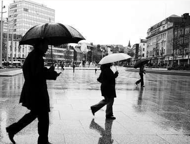 你肯为别人打伞,别人才愿意为你打伞