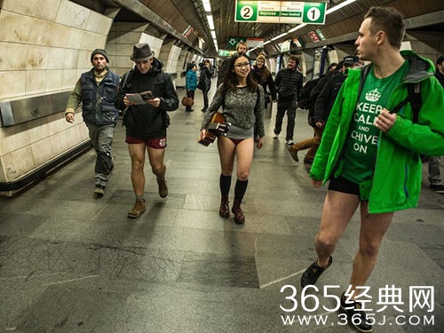 地铁无裤日再度来袭