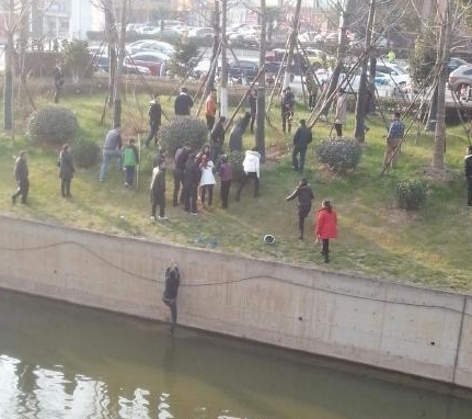 裸女跳河救人哥无人伸手去拉他上岸