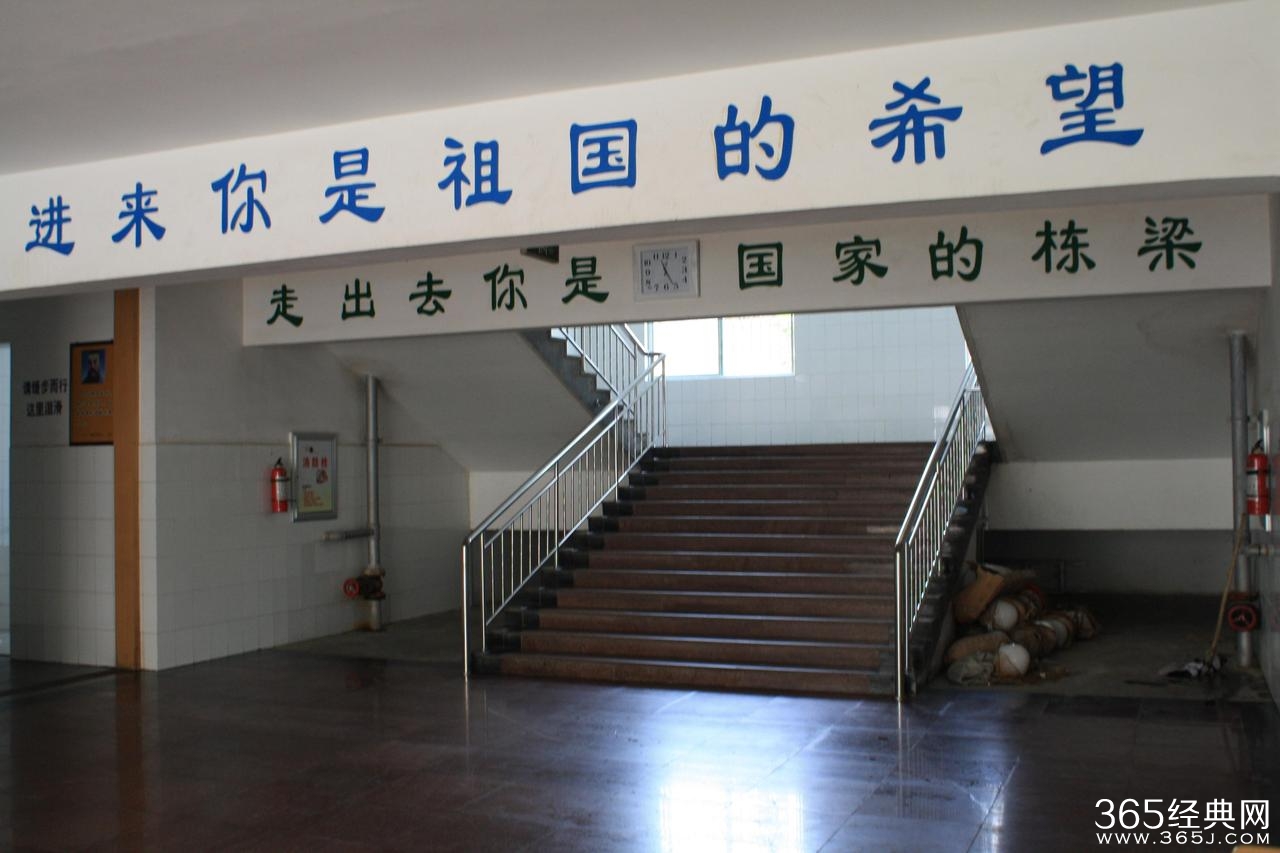 山东历城一中老师又罢课_拖欠薪资进了谁的口袋_学生成为受害者