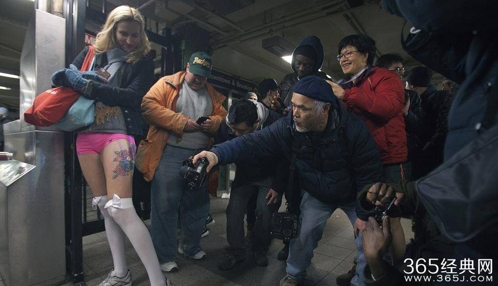 地铁无裤日再度来袭