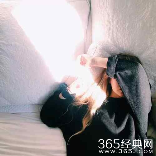 不是我的悲伤少于你，只是我不愿用悲伤打扰你