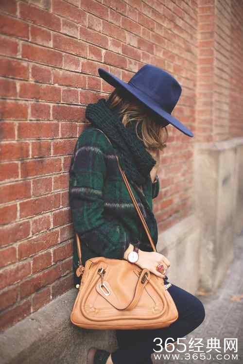 不是我的悲伤少于你，只是我不愿用悲伤打扰你