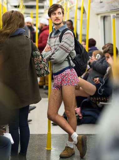 地铁无裤日再度来袭