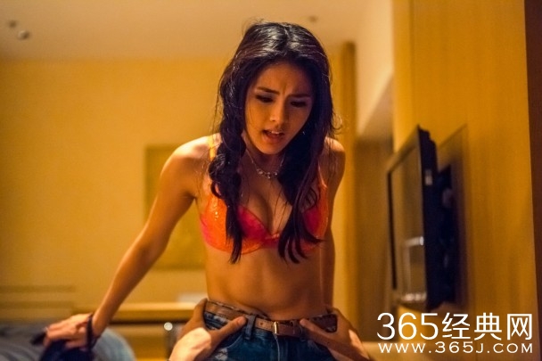 许雅婷周柏豪拍激情床戏 两人亲到嘴唇流血