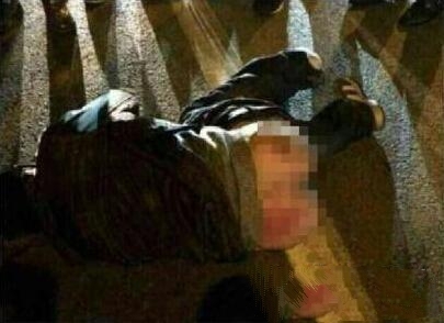 奇葩男在马路中间便便 被过往汽车撞飞