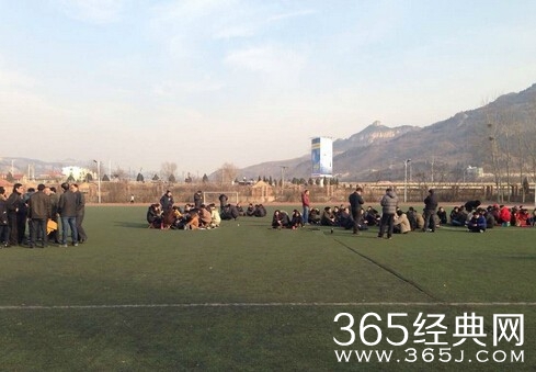 山东历城一中老师又罢课_拖欠薪资进了谁的口袋_学生成为受害者