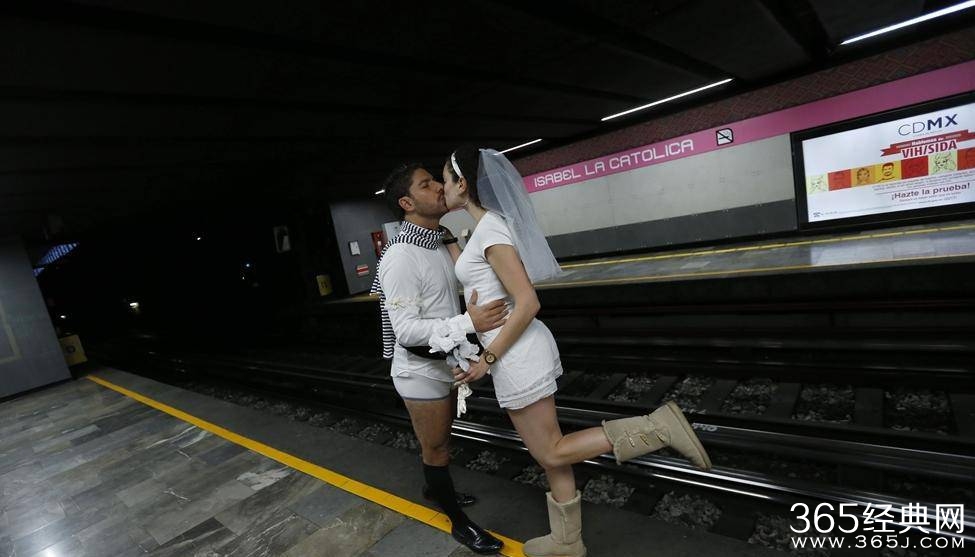 地铁无裤日再度来袭