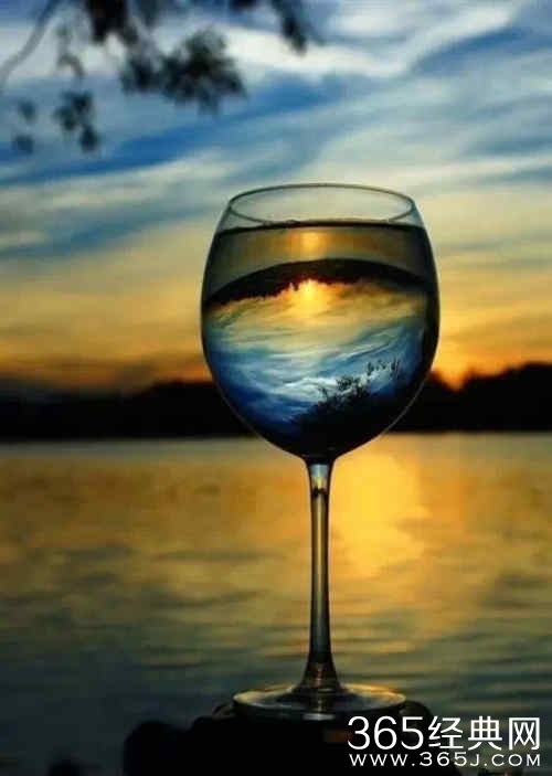 不是我的悲伤少于你，只是我不愿用悲伤打扰你