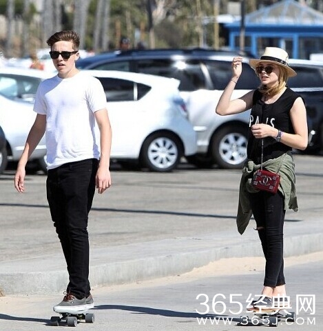 小贝儿媳公开恋情 再获人民选择奖品