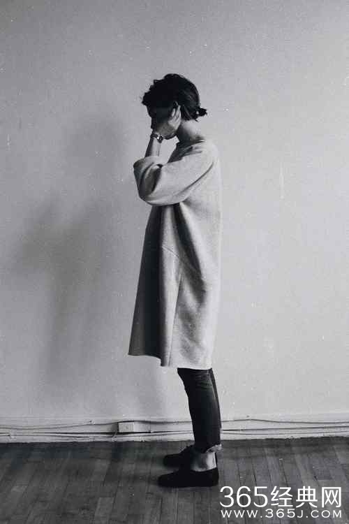 不是我的悲伤少于你，只是我不愿用悲伤打扰你