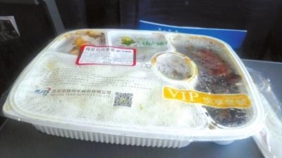 高铁盒饭吃出黑色小虫