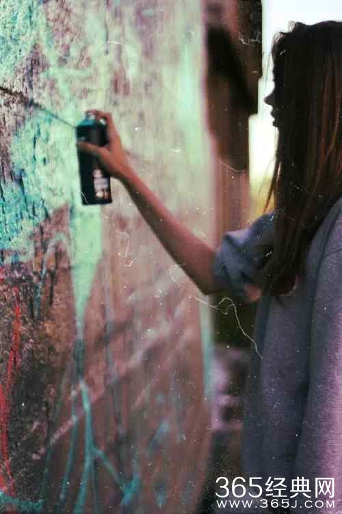 不是我的悲伤少于你，只是我不愿用悲伤打扰你