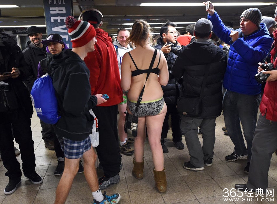 地铁无裤日再度来袭
